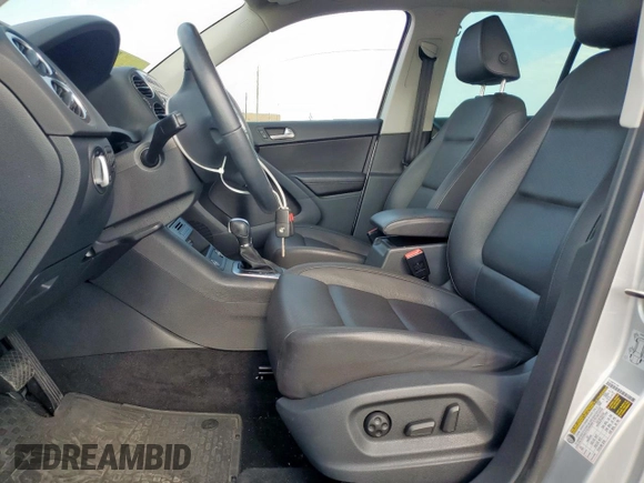 2017 Volkswagen Tiguan Wolfsburg Edition z VIN WVGRV7AX8HK002118, wystawiony jako Copart lot #62604155 z przebiegiem 48 242 mil mil oraz Szkoda całkowita • Salvage title. Historia ofert i sprzedaży dostępna na DreamBid. Obrazek 7.