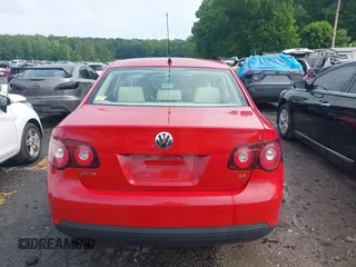 2010 Volkswagen Jetta Limited Edition с VIN 3VWRX7AJ6AM158664, выставлен на аукционе IAAI как лот 42205340 с пробегом 120 002 миль миль и . История ставок и продаж доступна на DreamBid. Изображение 16.