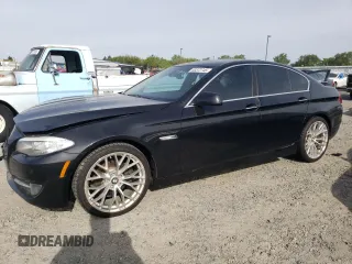 2012 BMW 5 Series 528i z VIN WBAXG5C56CDY28661, wystawiony jako Copart lot #53372745 z przebiegiem 130 810 mil mil oraz Szkoda całkowita • Salvage title. Historia ofert i sprzedaży dostępna na DreamBid. Obrazek 1.