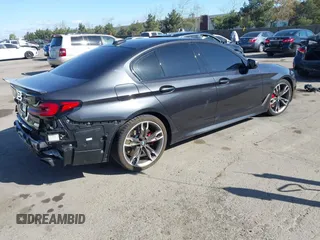 2021 BMW 5 Series M550i xDrive z VIN WBA13BK03MCG88715, wystawiony jako IAAI lot #41492059 z przebiegiem 64 485 mil mil oraz . Historia ofert i sprzedaży dostępna na DreamBid. Obrazek 4.