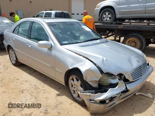 2004 Mercedes-Benz C 240 z VIN WDBRF81J94F463865, wystawiony jako IAAI lot #42519899 z przebiegiem 138 716 mil mil oraz . Historia ofert i sprzedaży dostępna na DreamBid. Obrazek 1.