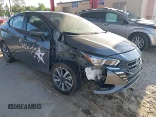 2024 Nissan Versa SV z VIN 3N1CN8EV1RL877648, wystawiony jako IAAI lot #42211446 z przebiegiem 13 477 mil mil oraz . Historia ofert i sprzedaży dostępna na DreamBid. Obrazek 6.