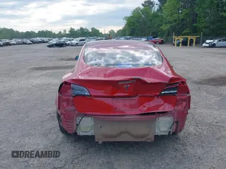 2018 Tesla Model 3 Long Range Battery z VIN 5YJ3E1EA9JF025942, wystawiony jako IAAI lot #42122703 z przebiegiem 84 453 mil mil oraz . Historia ofert i sprzedaży dostępna na DreamBid. Obrazek 6.