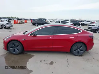 2018 Tesla Model 3 Long Range Battery z VIN 5YJ3E1EB8JF096249, wystawiony jako IAAI lot #42150031 z przebiegiem 70 981 mil mil oraz . Historia ofert i sprzedaży dostępna na DreamBid. Obrazek 14.