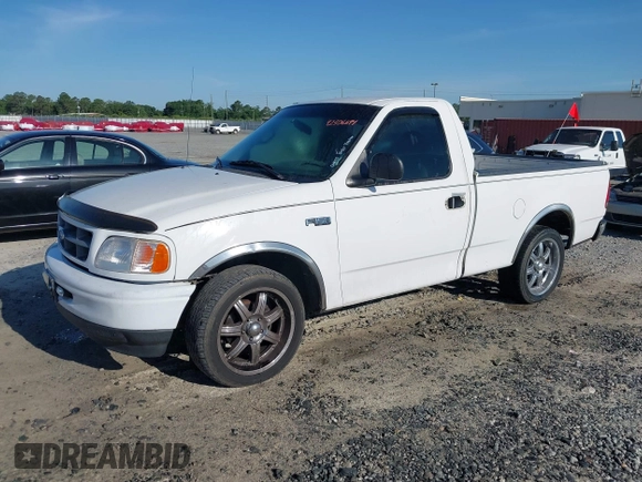 1997 Ford F-150 z VIN 1FTDF1764VNC68673, wystawiony jako IAAI lot #42306694 z przebiegiem 152 595 mil mil oraz . Historia ofert i sprzedaży dostępna na DreamBid. Obrazek 2.
