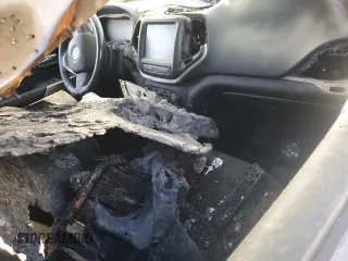 2017 Jeep Cherokee Latitude with VIN 1C4PJLCS3HW641422, listed as a Copart auction lot 75958784 with Not Provided miles and Non Repairable. Bid and sale history available at carsss.com. Image 8.