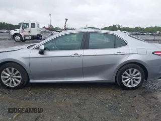 2019 Toyota Camry LE z VIN 4T1B11HK0KU698215, wystawiony jako IAAI lot #42319699 z przebiegiem 54 864 mil mil oraz . Historia ofert i sprzedaży dostępna na DreamBid. Obrazek 15.