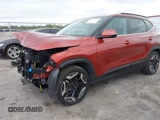 2024 Kia Seltos SX z VIN KNDETCA74R7587057, wystawiony jako IAAI lot #41595407 z przebiegiem 3 504 mil mil oraz . Historia ofert i sprzedaży dostępna na DreamBid. Obrazek 6.