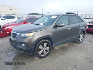 2012 Kia Sorento EX z VIN 5XYKU4A23CG302594, wystawiony jako IAAI lot #41644499 z przebiegiem 173 355 mil mil oraz . Historia ofert i sprzedaży dostępna na DreamBid. Obrazek 17.