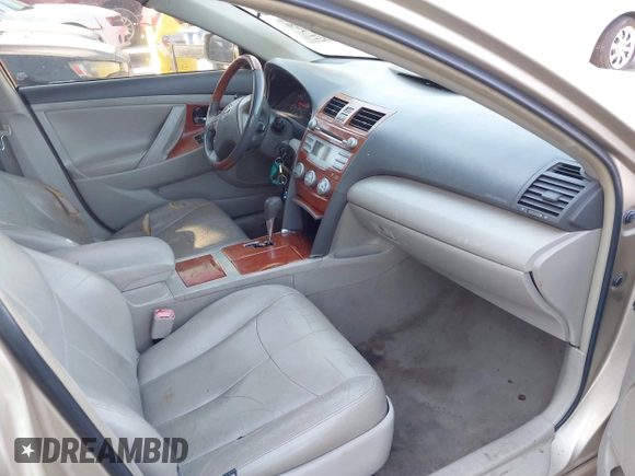 2011 Toyota Camry LE z VIN 4T1BF3EK2BU670515, wystawiony jako IAAI lot #41867049 z przebiegiem 174 987 mil mil oraz . Historia ofert i sprzedaży dostępna na DreamBid. Obrazek 5.