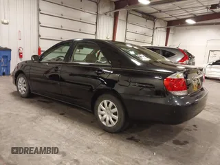 2005 Toyota Camry STD z VIN 4T1BE32K75U591725, wystawiony jako IAAI lot #42407471 z przebiegiem 180 756 mil mil oraz . Historia ofert i sprzedaży dostępna na DreamBid. Obrazek 3.