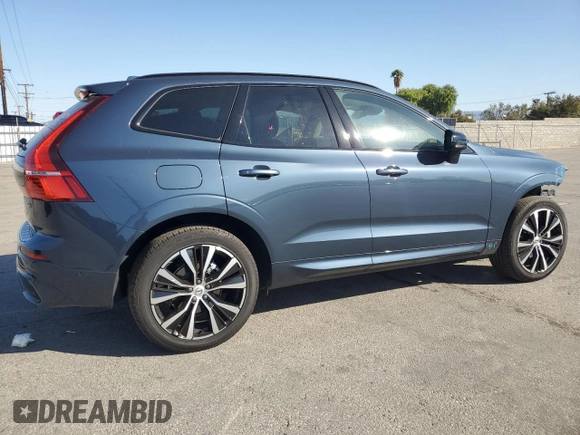 2023 Volvo XC60 Plus Dark Theme z VIN YV4L12RW5P1368043, wystawiony jako Copart lot #49737455 z przebiegiem 11 627 mil mil oraz Szkoda całkowita • Salvage title. Historia ofert i sprzedaży dostępna na DreamBid. Obrazek 3.