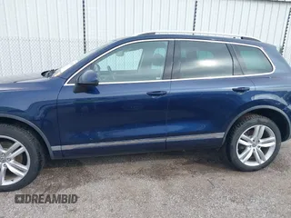 2013 Volkswagen Touareg Lux z VIN WVGEF9BP0DD000495, wystawiony jako IAAI lot #41711365 z przebiegiem 116 223 mil mil oraz . Historia ofert i sprzedaży dostępna na DreamBid. Obrazek 14.