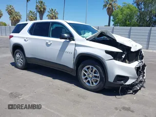2020 Chevrolet Traverse LS z VIN 1GNERFKW8LJ321354, wystawiony jako IAAI lot #42223452 z przebiegiem 52 499 mil mil oraz . Historia ofert i sprzedaży dostępna na DreamBid. Obrazek 1.