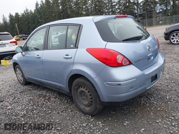 2011 Nissan Versa S z VIN 3N1BC1CP8BL460398, wystawiony jako IAAI lot #41754069 z przebiegiem 239 363 mil mil oraz . Historia ofert i sprzedaży dostępna na DreamBid. Obrazek 3.