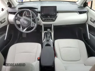 2022 Toyota Corolla Cross LE z VIN 7MUCAAAG9NV024206, wystawiony jako Copart lot #53733855 z przebiegiem 5610 mil mil oraz Szkody całkowita. Historia ofert i sprzedaży dostępna na DreamBid. Obrazek 8.