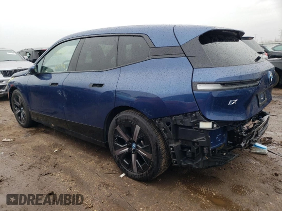 2023 BMW iX xDrive50 z VIN WB523CF04PCM84946, wystawiony jako Copart lot #47995414 z przebiegiem 6 037 mil mil oraz . Historia ofert i sprzedaży dostępna na DreamBid. Obrazek 2.