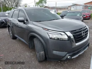 2022 Nissan Pathfinder SL z VIN 5N1DR3CC4NC226932, wystawiony jako IAAI lot #41967678 z przebiegiem 56 930 mil mil oraz . Historia ofert i sprzedaży dostępna na DreamBid. Obrazek 1.