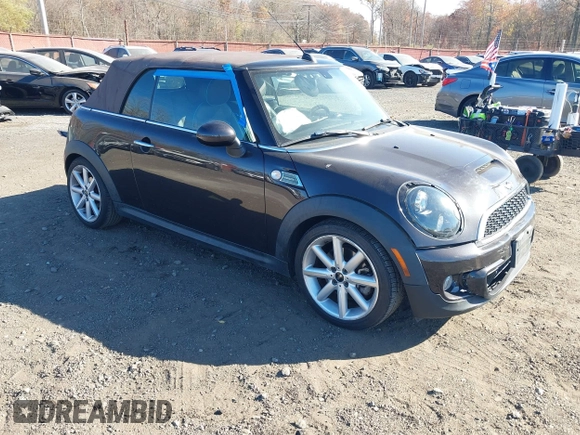 2013 MINI Convertible S z VIN WMWZP3C56DT705074, wystawiony jako IAAI lot #40762024 z przebiegiem 57 685 mil mil oraz . Historia ofert i sprzedaży dostępna na DreamBid. Obrazek 1.