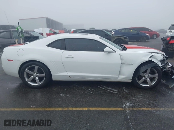 2011 Chevrolet Camaro 2LT z VIN 2G1FC1ED0B9197157, wystawiony jako IAAI lot #41485175 z przebiegiem 133 049 mil mil oraz . Historia ofert i sprzedaży dostępna na DreamBid. Obrazek 13.