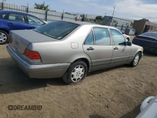 1996 Mercedes-Benz S 320 z VIN WDBGA33E8TA289968, wystawiony jako Copart lot #58446415 z przebiegiem 164 672 mil mil oraz Tytuł czysty. Historia ofert i sprzedaży dostępna na DreamBid. Obrazek 3.