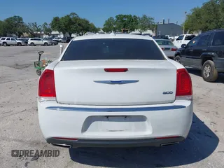 2018 Chrysler 300 Touring z VIN 2C3CCAAG9JH262459, wystawiony jako IAAI lot #42063815 z przebiegiem 135 472 mil mil oraz . Historia ofert i sprzedaży dostępna na DreamBid. Obrazek 16.