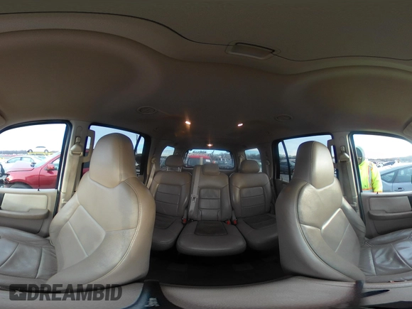 2004 Ford Expedition Special Service with VIN 1FMPU16L64LA70855, listed as a IAAI auction lot 41231282 with 221,560 mi miles. Bid and sale history available at carsss.com. Image 18.