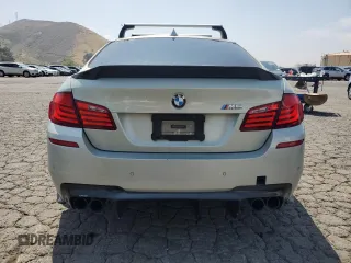 2013 BMW M5 z VIN WBSFV9C56DC774094, wystawiony jako Copart lot #55302565 z przebiegiem 100 605 mil mil oraz Tytuł czysty. Historia ofert i sprzedaży dostępna na DreamBid. Obrazek 6.