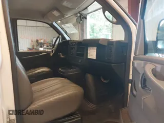 2013 Chevrolet Express Cargo z VIN 1GCSGAFX2D1162792, wystawiony jako IAAI lot #42610323 z przebiegiem 199 876 mil mil oraz . Historia ofert i sprzedaży dostępna na DreamBid. Obrazek 5.