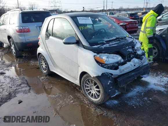 2013 Smart fortwo Pure with VIN WMEEJ3BA7DK596875, listed as a IAAI auction lot 41601623 with 1 mi miles. Bid and sale history available at carsss.com. Image 1.
