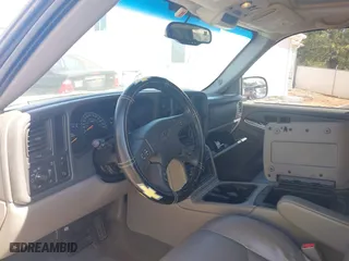 2005 Chevrolet Avalanche LS with VIN 3GNEC12Z15G108703, listed as a IAAI auction lot 42034777 with 253,209 mi miles. Bid and sale history available at carsss.com. Image 14.