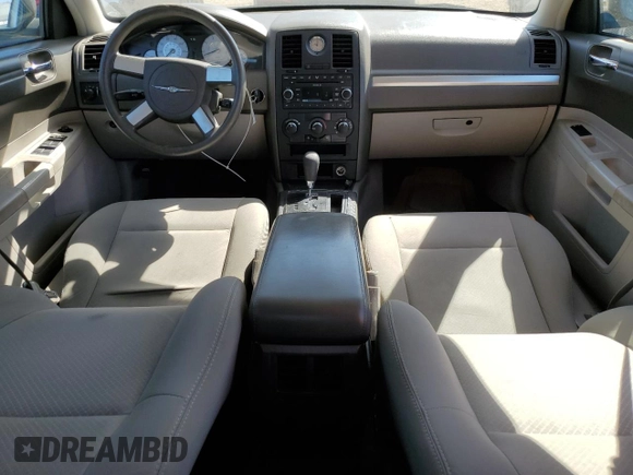 2008 Chrysler 300 LX z VIN 2C3KA43R68H177221, wystawiony jako Copart lot #56541605 z przebiegiem 141 637 mil mil oraz Szkoda całkowita • Salvage title. Historia ofert i sprzedaży dostępna na DreamBid. Obrazek 8.