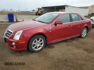 2008 Cadillac STS RWD z VIN 1G6DW67V380113721, wystawiony jako Copart lot #57508405 z przebiegiem 97 319 mil mil oraz Szkoda całkowita • Salvage title. Historia ofert i sprzedaży dostępna na DreamBid. Obrazek 1.