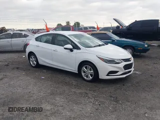 2018 Chevrolet Cruze LT z VIN 3G1BE6SMXJS634142, wystawiony jako IAAI lot #42042537 z przebiegiem 103 564 mil mil oraz . Historia ofert i sprzedaży dostępna na DreamBid. Obrazek 1.