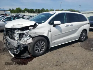 2021 Toyota Sienna XLE z VIN 5TDJRKEC9MS035373, wystawiony jako Copart lot #56538525 z przebiegiem 64 669 mil mil oraz Szkody całkowita. Historia ofert i sprzedaży dostępna na DreamBid. Obrazek 1.