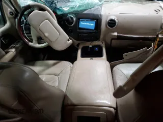 2005 Ford Expedition Limited with VIN 1FMPU20545LA71147, listed as a Copart auction lot 86366444 with 277,054 mi miles and Non Repairable. Bid and sale history available at carsss.com. Image 8.