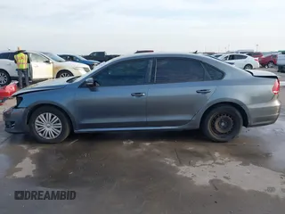 2014 Volkswagen Passat S z VIN 1VWAP7A34EC014200, wystawiony jako IAAI lot #41431660 z przebiegiem 171 963 mil mil oraz . Historia ofert i sprzedaży dostępna na DreamBid. Obrazek 15.