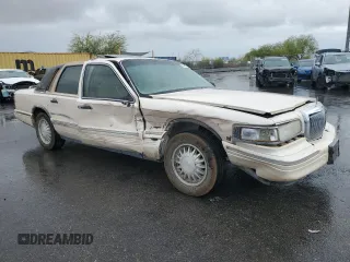 1995 Lincoln Town Car Cartier z VIN 1LNLM83W2SY603452, wystawiony jako Copart lot #55756595 z przebiegiem 243 394 mil mil oraz Szkody całkowita. Historia ofert i sprzedaży dostępna na DreamBid. Obrazek 4.