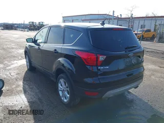 2019 Ford Escape SE z VIN 1FMCU9GD6KUC50283, wystawiony jako IAAI lot #41941204 z przebiegiem 53 417 mil mil oraz . Historia ofert i sprzedaży dostępna na DreamBid. Obrazek 3.
