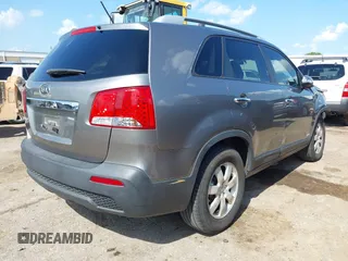 2013 Kia Sorento LX z VIN 5XYKTDA24DG349430, wystawiony jako IAAI lot #42549811 z przebiegiem 204 664 mil mil oraz . Historia ofert i sprzedaży dostępna na DreamBid. Obrazek 4.