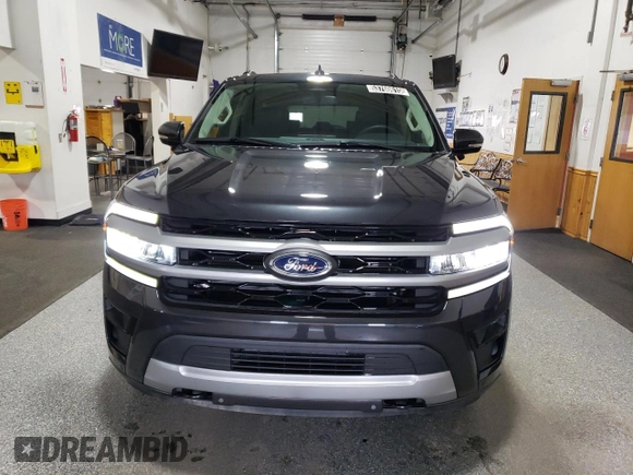 2024 Ford Expedition Max XLT with VIN 1FMJK1J86REA81784, listed as a Copart auction lot 53760615 with 2,233 mi miles and Clean Title. Bid and sale history available at DreamBid. Image 5.
