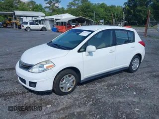 2011 Nissan Versa S z VIN 3N1BC1CPXBL457714, wystawiony jako IAAI lot #42456184 z przebiegiem 89 496 mil mil oraz . Historia ofert i sprzedaży dostępna na DreamBid. Obrazek 2.