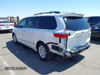 2017 Toyota Sienna XLE Auto Access Seat z VIN 5TDYZ3DC1HS889513, wystawiony jako IAAI lot #42290751 z przebiegiem 135 988 mil mil oraz . Historia ofert i sprzedaży dostępna na DreamBid. Obrazek 3.