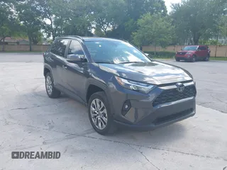 2023 Toyota RAV4 XLE Premium z VIN 2T3C1RFV8PC227493, wystawiony jako IAAI lot #42534833 z przebiegiem 46 314 mil mil oraz . Historia ofert i sprzedaży dostępna na DreamBid. Obrazek 1.