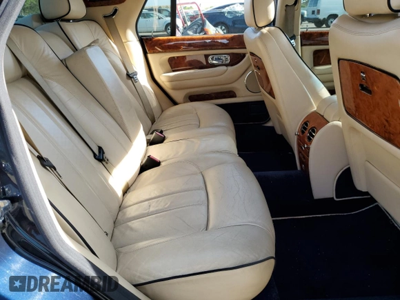 2005 Bentley Arnage R с VIN SCBLC37F15CX10517, выставлен на аукционе Copart как лот 54303364 с пробегом 116 865 миль миль и Списание • Salvage title. История ставок и продаж доступна на DreamBid. Изображение 11.