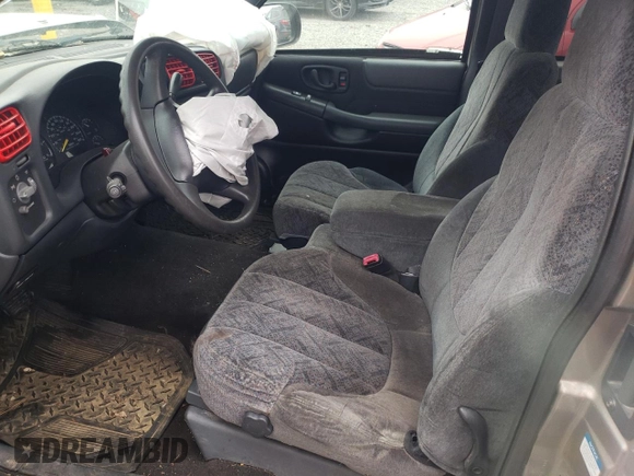 2000 GMC Sonoma SLS z VIN 1GTCS19W2Y8201805, wystawiony jako Copart lot #43633925 z przebiegiem Nie podano mil oraz Szkody całkowita. Historia ofert i sprzedaży dostępna na DreamBid. Obrazek 7.