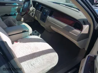 2005 Lincoln Town Car Signature Limited with VIN 1LNHM82W35Y636746, listed as a IAAI auction lot 41801075 with 1 mi miles. Bid and sale history available at carsss.com. Image 5.