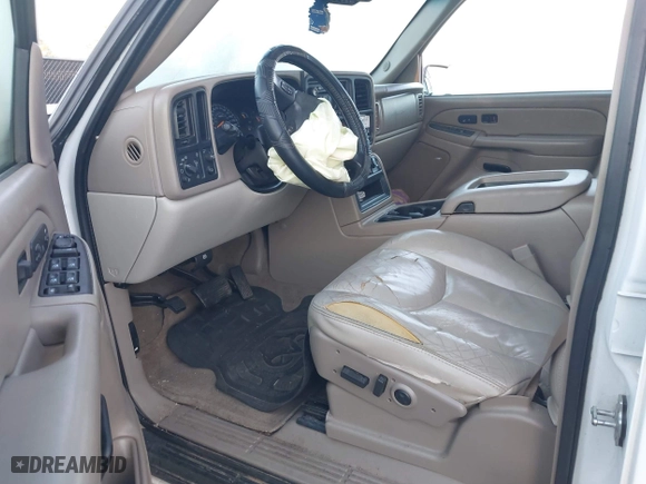 2005 Chevrolet Tahoe LT with VIN 1GNEC13T05J219574, listed as a IAAI auction lot 41828368 with 208,408 mi miles. Bid and sale history available at carsss.com. Image 5.