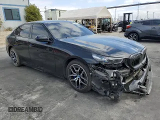 2024 BMW i5 eDrive40 z VIN WBY33FK01RCR58515, wystawiony jako Copart lot #76064474 z przebiegiem 19 000 mil mil oraz Szkody całkowita. Historia ofert i sprzedaży dostępna na DreamBid. Obrazek 4.