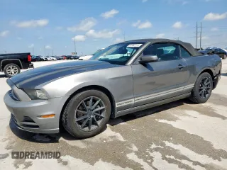 2013 Ford Mustang V6 с VIN 1ZVBP8EM4D5239121, выставлен на аукционе Copart как лот 61550115 с пробегом 108 854 миль миль и Чистый • Clean title. История ставок и продаж доступна на DreamBid. Изображение 1.